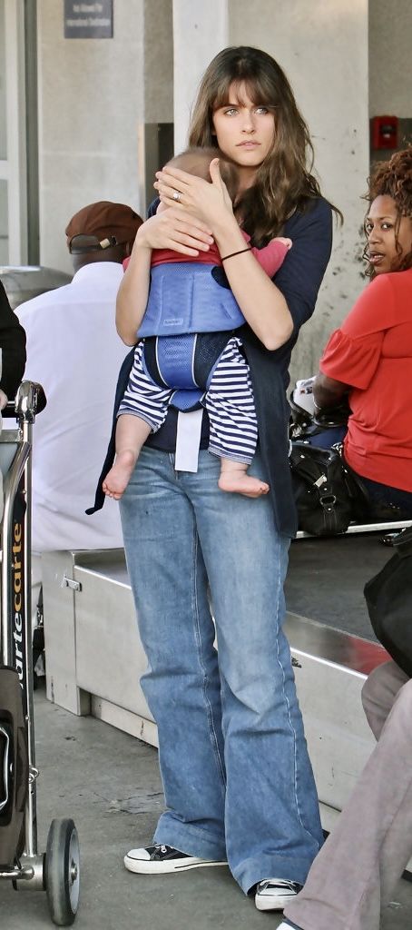 Amanda Peet 90s, Amanda Peet Style, Amanda Peet Hair, Amanda Peet, Spot Light, Celebrity Look, Dress Red, 90s Fashion, Bell Bottom Jeans