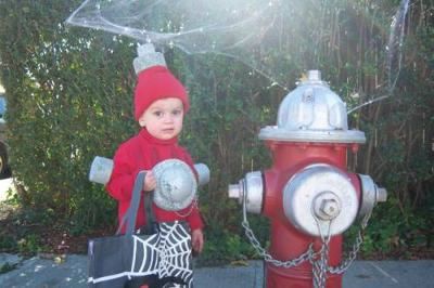 Homemade Fire Hydrant Costume: I love having coordinating costumes, and especially homemade ones, for our two children.  Though as they get older, I know my chances of this continuing Fire Hydrant Costume, Homemade Costume Ideas, Fire Costume, Halloween Costume Inspiration, Twin Halloween, Cool Fire, Homemade Costume, Diy Halloween Costume, Homemade Costumes