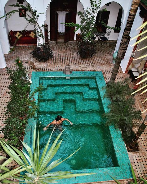 Best Hotels Marrakech Morocco. From budget to luxury, boutique to foodie orientated - these hotels will give you wanderlust for your next vacation Riad Pool Moroccan Style, Kidney Shaped Pool Ideas Modern, Marrakech Courtyard, Moroccan Pool, Morocco Honeymoon, Villa Marrakech, Morocco Hotel, Mosaic Pool Tile, Kovalam