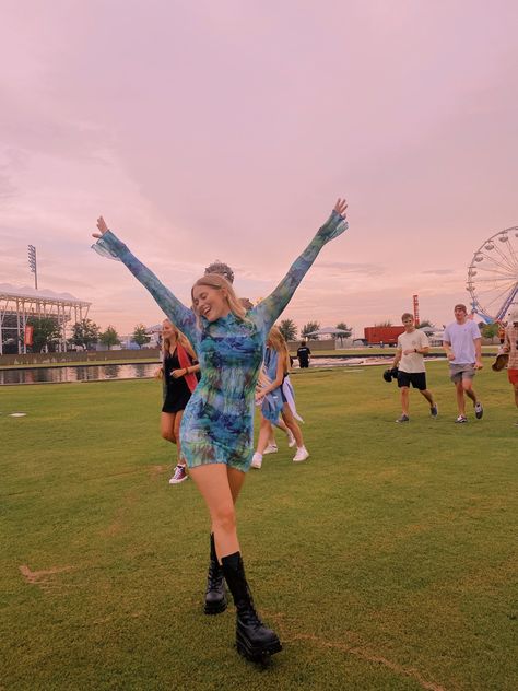 Wireless Festival Outfits, Ultra Outfits, Electro Festival Outfit, Beach Festival Outfit, Outfits Coachella, Coachella Fits, Lollapalooza Outfit, Feather Accessories, Coachella 2024