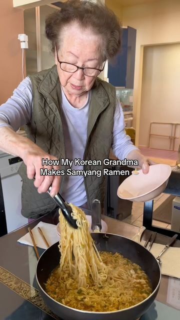 Ellen Park on Instagram: "we had a special guest today👧🏻💗 samyang ramen recipe⤵️ 3 packets of ramen 3-4 cups of water 1 tbsp green onion 2 eggs -boil noodles for 3-4 minutes -add seasoning packets -cook and stir for additional 1 minute -add green onions -crack 2 eggs and scramble in separate bowl -add eggs to ramen -cook for additional 30 seconds to 1 minute #korean #food #foodie #recipe #cooking #mukbang #cookingasmr #asmr #reels #reelsinstagram #reels video" Korean Ramen Recipes, Samyang Ramen, Sushi Ideas, Green Onions Recipes, Maruchan Ramen, Ramen Egg, Ramen Recipe, Ramen Noodle Recipes, Ramen Soup