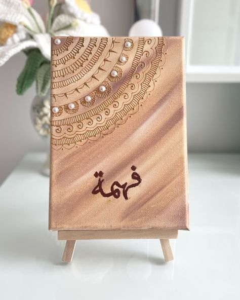 Personalised Arabic Henna Pattern Canvas🤍🤎 custom neutral serene earthy tones palette canvas decorated with a gold henna design and pearl stones𖥔 ݁ ˖⚪๋࣭ Perfect for adding a touch of elegance to your room and best gift for anyone on any occasion ‧₊˚ #hennaart #personalizedcanvas #personalizedart #earthytones #neautraldecor #homedecor #bohodecor #artisticvibes #handmadeart #customdesign #culturalart #creativedecor #eid #eiduladha Earthy Tones Palette, Gold Henna Designs, Henna Wall Art, Henna Canvas, Gold Henna, Henna Candles, Arabic Henna, Calligraphy Art Print, Crafts Room