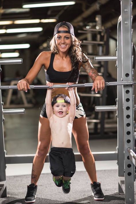 Moms who lift Family Fitness Photoshoot, Crossfit Maternity Pictures, Postpartum Weight Lifting, Pregnancy Weight Lifting, Lifting While Pregnant, Gym Family, Lower Abdominal Workout, Gym Photo, Gym Pics