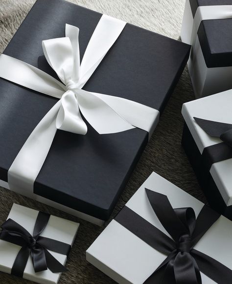 Christmas Gifts Aesthetic, Birthday Wrapping Ideas, Rapping Gifts, Bows For Presents, Black Christmas Decorations, Pretty Gift Wrapping Ideas, Gifts Aesthetic, Birthday Boyfriend, Birthday Decorations For Men