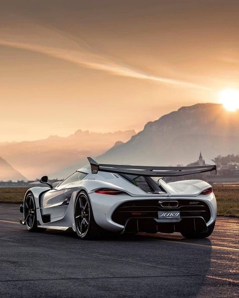 The new Koenigsegg Jesko 📸 Wallpaper Carros, Koenigsegg Jesko, Tmax Yamaha, Sportster 1200, Auto Design, New Sports Cars, Pagani Zonda, Exotic Sports Cars, Car Driving