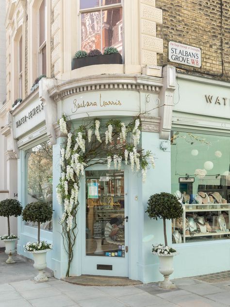 Floral decor solutions Floral Window Display, Charming Storefronts, Flower Shop Interiors, Flower Shop Design, Doorway Decor, Storefront Design, Door Displays, Flower Store, Wedding Venue Inspiration