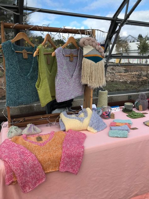 Pink and knitted craft market stall ideas Clothing Stall Ideas, Thrift Stall Ideas, Cute Market Stall Ideas, Crochet Craft Market Display, Crochet Vendor Booth, Crochet Farmers Market Booth, Craft Market Aesthetic, Craft Fair Aesthetic, Crochet Market Setup Ideas