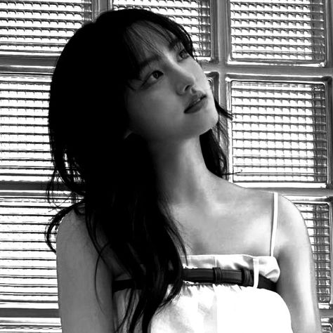 Liz | Kim Jiwon | IVE | Ive icons | Liz icons | kpop | dark icon | black and white icons | kpop dark icons Liz Ive Black And White, Kpop Icons Black And White, Ive Black And White, Black And White Kpop Icons, Black N White Pfp, Liz Kim, Liz Icons, Ive Wallpaper, Black And White Icons