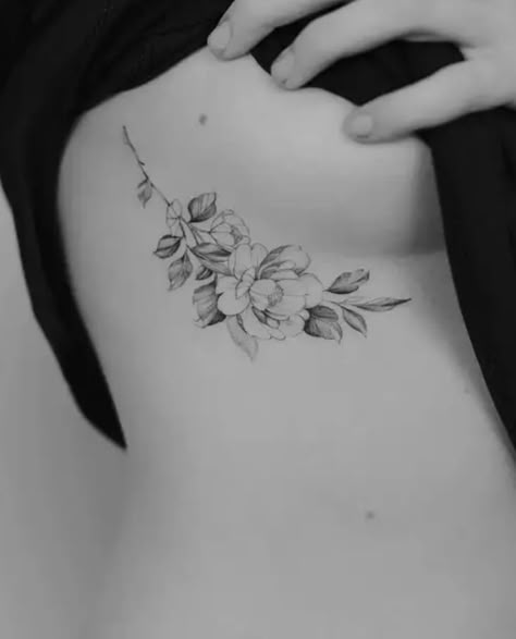 Flower Rib Tattoo, Neck Tattoo Women, Flower Tattoo On Ribs, Vintage Tattoos, Rib Tattoos For Women, Neck Tattoos Women, Tattoos For Women Flowers, Flower Tattoo Shoulder, Cute Little Tattoos