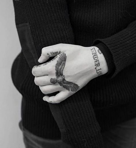 Knuckle Tattoo, Herren Hand Tattoos, Hand Ideas, Dragons Tattoo, Tattoo Bird, Knuckle Tattoos, Arm Temporary Tattoos, Tattoo Trend, Music Tattoo Designs