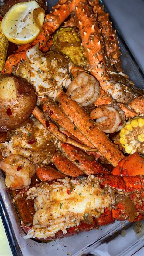 Seafood Boil King Crab, Seafood Boil Aesthetic, Seafood Boil Recipes, Yummy Seafood, Soul Food Dinner, Seafood Platter, Cooking Seafood, Seafood Boil, Food Babe