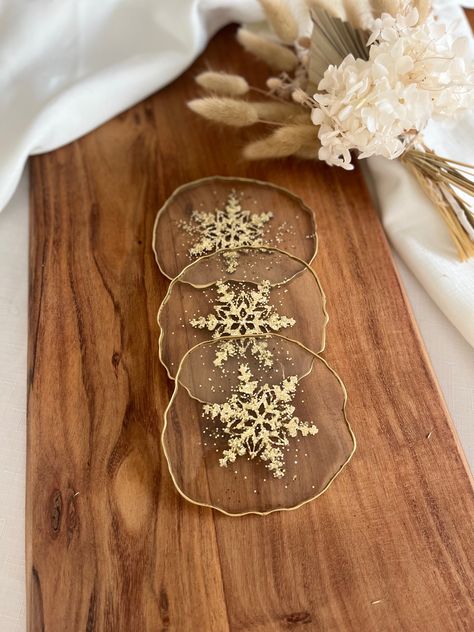 Resin Crafts For Christmas Gifts, Holiday Resin Coasters, Christmas Epoxy Coasters, Resin Christmas Gift Ideas, Winter Resin Coasters, Epoxy Resin Christmas Decorations, Winter Resin Ideas, Holiday Resin Crafts, Christmas Resin Tray