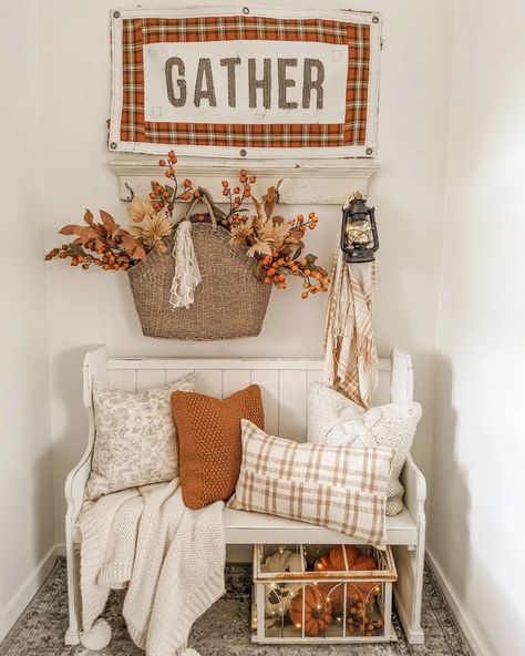 Old Farmhouse Fall Decor, Fall Entryway Bench Decor, Fall Bench Decor, Autumnal House, Home Halloween Decor, September Ideas, Fall Entry, Vintage Booth Display, Halloween Living Room