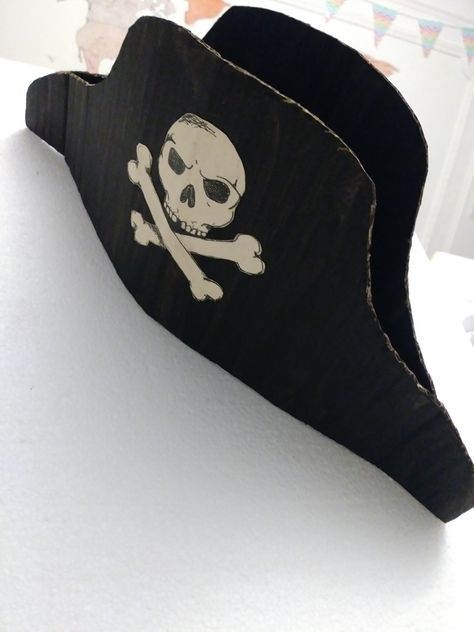 Pirate Costume Accessories Diy, Cardboard Pirate Hat, Pirate Accessories Diy, Pirate Hat Diy, Diy Pirate Hat, Pirate Hat Template, Pirate Costume Accessories, Pirate Costume Diy, Cardboard Costume