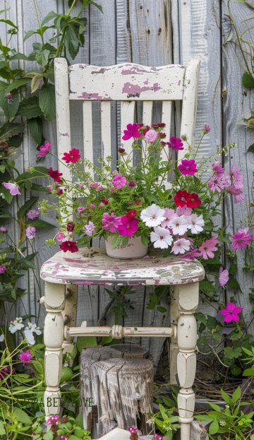 Painted Garden Chairs, Chair Planter, Country Garden Decor, Deco Champetre, Vintage Garden Decor, Old Chairs, Old Chair, Garden Yard Ideas, Garden Oasis