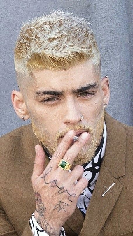 Zayn Malik Photoshoot, Bleached Hair Men, Guys Ear Piercings, Zayn One Direction, Zayn Malik Hairstyle, Zayn Malik Style, Zayn Malik Pics, Handsome Arab Men, Christian Yu