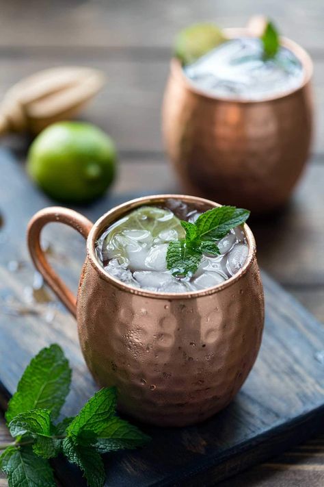 Moscow Mule Receita, Easy Moscow Mule Recipe, Moscow Mule Drink, Moscow Mule Recipe, Winter Drink, Mule Recipe, Hot Toddy, Easy Cocktails, Drinks Alcohol Recipes