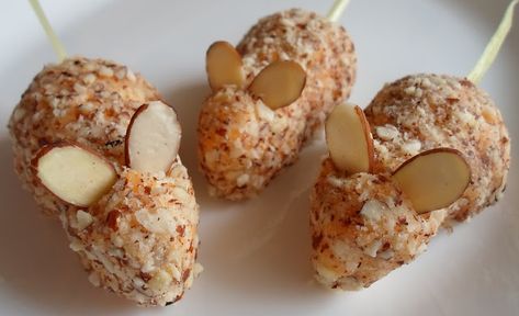 These  Individual Mice Cheese Balls looked like a fun Halloween treat and they were very easy to put together! You can keep them simple like... Halloween Cheeseball, Ball Appetizers, Halloween Cheese Ball, Halloween Brunch, Animal Shaped Foods, Making Jelly, Instant Pot Slow Cooker, Pig In Mud, Holiday Cheese