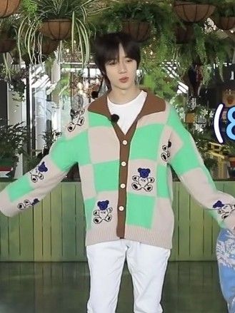 Beomgyu Cardigan Outfit, Beomgyu Bear Cardigan, Beomgyu Cardigan, Beomgyu Sweater, Beomgyu Bear, Pop Outfits, Pretty Makeup Looks, Choi Beomgyu, Cardigan Outfits