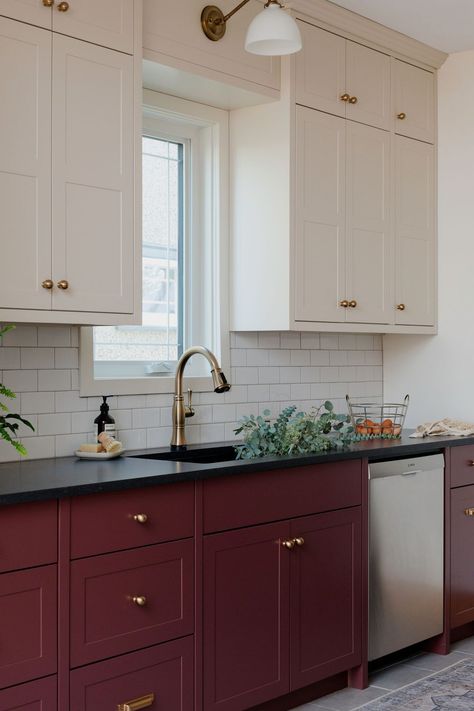 Interior Gallery - Danielle Tocker Photography Subway Tile With Grey Grout, Traditional Millwork, Tile With Grey Grout, Traditional English Kitchen, Small Traditional Kitchen, Kitchen Bar Design, Dark Countertops, Simple Kitchen Design, Grey Grout