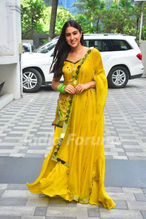 Yellow Sharara, Kurta Palazzo Set, Partywear Dresses, Pakistani Fashion Party Wear, Palazzo Set, Sara Ali Khan, Elegant Saree, Dress Indian Style, Ali Khan