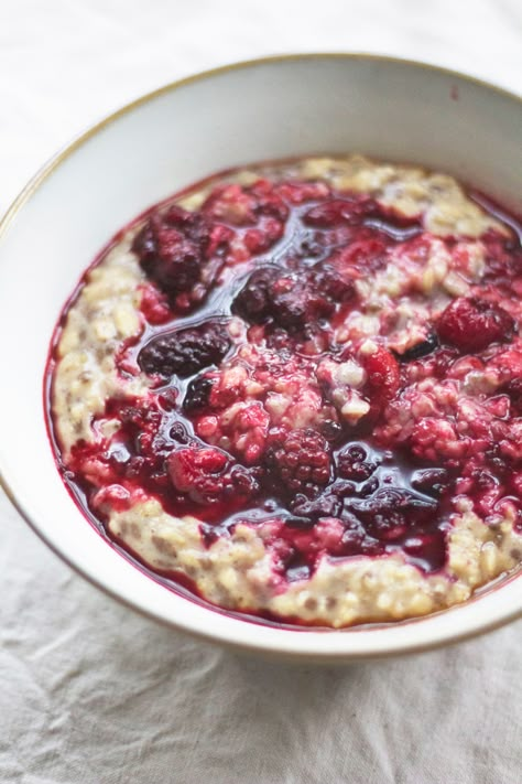 Easy Porridge Recipes, Mixed Berry Oatmeal, Madeleine Olivia, Low Carb Vegan Breakfast, Acid Reflux Diet Meals, Berry Oatmeal, Breakfast Porridge, Reflux Diet, Berry Breakfast