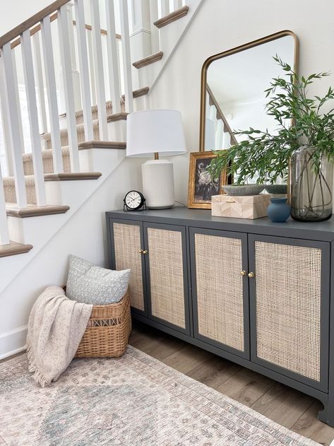 Console Styling Ideas, How To Decorate A Sideboard, Living Room Buffet, Easy Decor Ideas, Creative Chair, Entry Console Table, Sideboard Decor, Console Styling, Buffet Decor