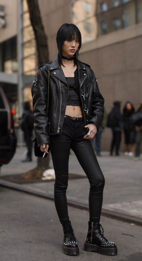 Woman Leather Jacket Outfit, 2010 Goth Aesthetic, Punk Leather Jacket Outfit, Biker Girl Outfits Aesthetic, Goth Leather Jacket Outfit, Biker Outfit Aesthetic, Motorcycle Aesthetic Outfits, Punk Fall Outfits, Leather Jacket Poses