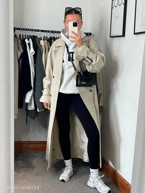 A cozy fall outfit featuring leggings, socks, a hoodie, a trench coat, and trainers, perfect for chilly weather. Casual Trench Coat Outfit, Fall Outfit Trends, Fall Clothes For Women, Trench Outfit, Coat Outfit Casual, Sporty Chic Outfits, Casual Sporty Outfits, Casual Trench Coat, Outfit Sporty