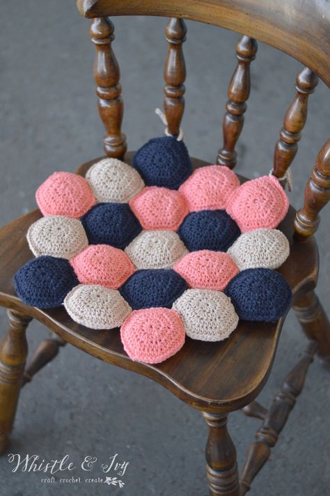 Hexie Puff Seat Cushion - Crochet this cute seat cushion for a comfortable and relaxing addition to your kitchen chairs. Puff Seat, Hexagon Crochet Pattern, Modern Haken, Confection Au Crochet, Crochet Cushion Cover, Crochet Pillow Pattern, Crochet Hexagon, Crochet Kitchen, Crochet Home Decor