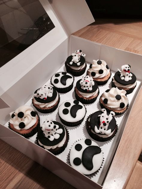 Dalmation cupcakes Cruella Deville Cupcakes, Dalmation Cupcakes, Dalmatian Cupcakes, 101 Dalmatians Book, 101 Dalmations Party, 101 Dalmatians Characters, Dalmatian Birthday, Novelty Cupcakes, Dalmatian Party