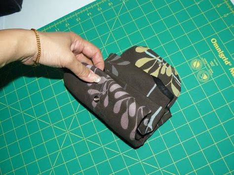 Crafty Ady: The fold-away shopping bag tutorial Fabric Shopping Bags, Shopping Bag Tutorial, Clamshell Quilt, Shopping Bag Pattern, Mind Your Own Business, Folding Shopping Bags, A Quiet Life, Eco Friendly Shopping Bags, Fabric Shopping