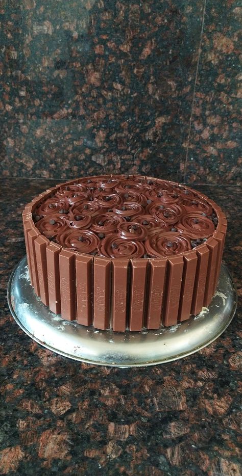 Kitkat Cake Decoration, Kit Kat Dessert, Kitkat Cake Ideas, Kit Kat Birthday Cake Ideas, Chocolate Kit Kat Cake, Birthday Cake Kit Kat, Chocolate Cake Kitkat Decoration, Kitkat Cake, Kit Kat Cake