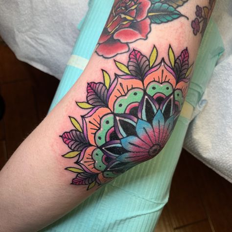 Elbow Mandala Tattoo Color, Neotraditional Elbow Tattoo, Neo Traditional Elbow Tattoo, Tradional Tattoo Ideas For Women, Feminine Elbow Tattoo, Colorful Sun Tattoo, Mandala Tattoo On Shoulder, Traditional Tattoo Mandala, Elbow Tattoo Traditional