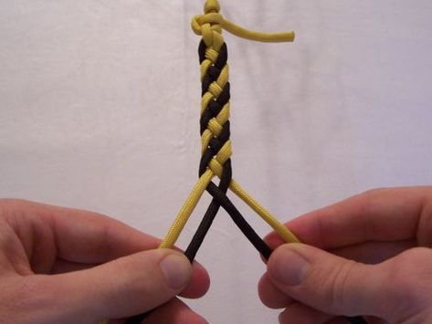 T. J. Potter, Sling Maker - Instructions for a 4-strand Flat Braid #1 Braiding Tutorials, Square Braid, Braiding Techniques, Four Strand Braids, 4 Strand Braids, Paracord Dog Leash, Paracord Braids, Diagonal Stripes Pattern, Horse Hair Jewelry