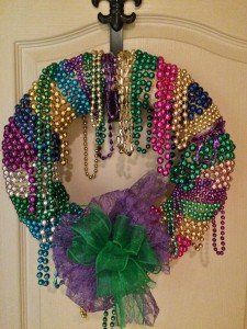 Beaded Wreath Diy, Bead Crafts For Kids, Mardi Gras Diy, Pearl Wreath, Beaded Wreath, Bead Wreath, Mardi Gras Festival, Floral Designs Arrangements, Mardi Gras Crafts