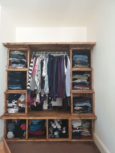 Crate Clothes Storage, Storage Aesthetic, Pallet Closet, Palette Furniture, Diy Bucket, Duplex Floor Plans, Open Closet, Scaffold Boards, Wood Clothes