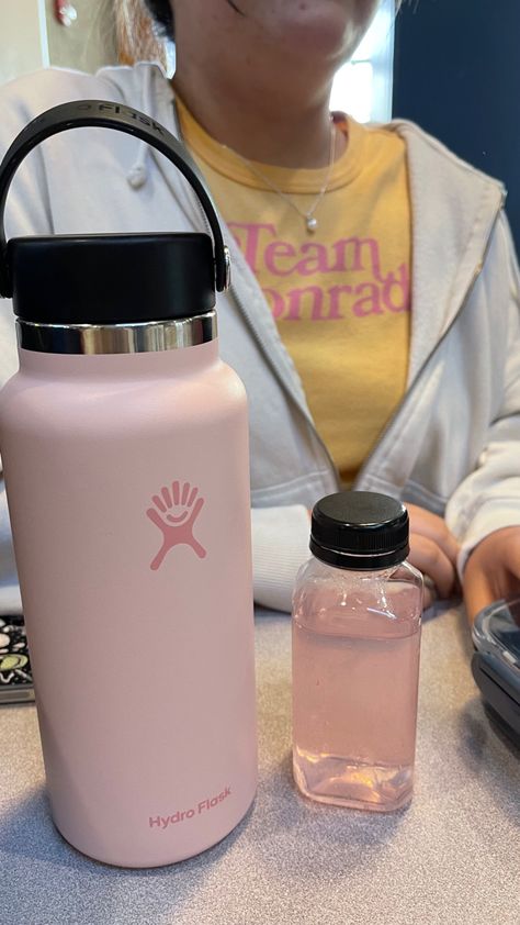 Hydro Flask Aesthetic, Flask Aesthetic, Cozy Car, Pretty Pink Princess, Handbag Essentials, Water Bottle Design, Hydro Flask, Pink Princess, Insulated Water Bottle