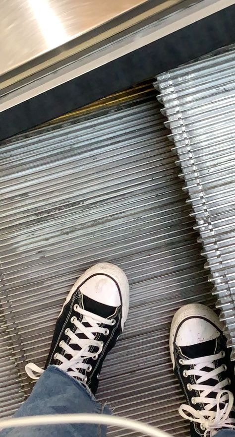 really sexc black converse because im a basic bitch 💪 Beat Up Converse, Black Beats, Black Converse, My Shoes, Plain Black, Chuck Taylor Sneakers, Chucks Converse, Converse Shoes, Chuck Taylors