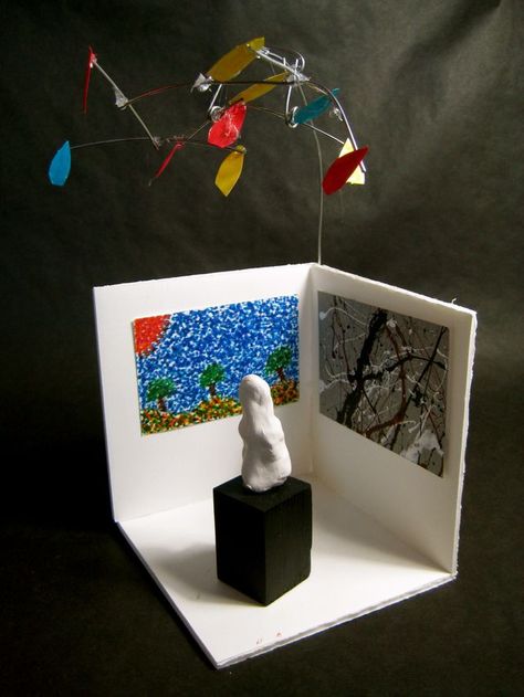 Mini museum display - bust of artist and reproductions of works Mini Gallery Art, Diy Museum Exhibit, 3d Room Art Project, Diy Museum, Mini Exhibition, Mini Art Gallery, Mini Museum, Gallery Exhibit, Mini Gallery