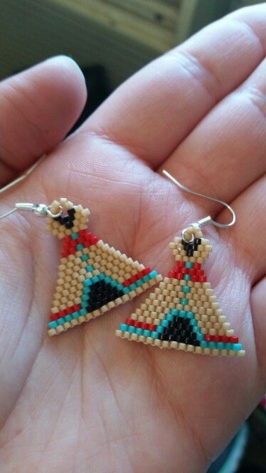 Beaded Teepee Earrings, Beaded Tipi Earrings, Native American Brick Stitch Earrings, Christmas Brick Stitch, Beaded Keychains Patterns, Native Beading, Seed Bead Jewelry Patterns, Seed Bead Crafts, Native Beading Patterns