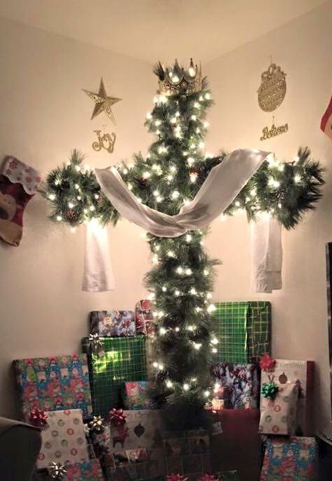 Cross Instead Of Christmas Tree, Diy Outdoor Christmas Cross, Manger Christmas Tree, Christian Christmas Tree Ideas, Harvest Centerpieces, Christian Christmas Tree, Christmas Floats, Christian Christmas Decor, Christian Christmas Crafts