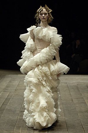 Alexander Mcqueen 90s Haute Couture, Alexander Mcqueen Avant Garde, Alexander Mcqueen Runway 90s, White Runway Looks, Ruffle Aesthetic, White Runway Fashion, Gathering Fashion, Alexander Mcqueen Designs, Alexander Mcqueen Runway