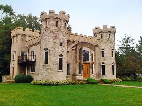 Christopher Kowalskis home may not be his castle but his guesthouse sure is. A three-bedroom castle complete with turrets gargoyles and rooftop battlements the guesthouse stands about 50 yards away from the four-bedroom Tudor home where Kowalski and his wife Grace have lived since 1990... #rooftopgarden #rooftop #garden #illustration Tiny Castle, Castle House Plans, Castle House Design, House Castle, Modern Castle, Small Castles, Castle Home, Sweet House, Tower House