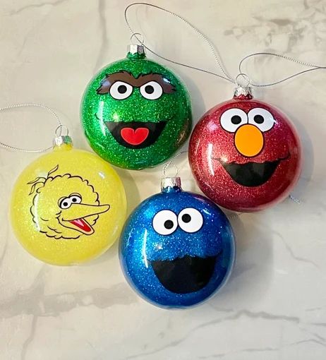 Ornament Decorating Ideas For Kids, Sesame Street Christmas Tree, Sesame Street Ornaments, Disc Ornaments, Sesame Street Christmas, Diy Xmas Ornaments, Alice In Wonderland Props, Floating Ornaments, Ornaments Ideas