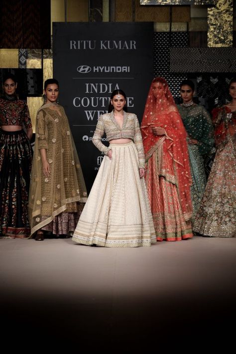 Couturier Ritu Kumar showcases at the FDCI India Couture Week after 10 years Couture Week 2023, Bridal Collection Indian, Ritu Kumar, Event Exhibition, Indian Couture, Couture Week, Feminine Aesthetic, Design Aesthetic, Bridal Lehenga