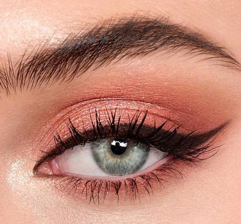 Evening Eye Makeup, Eye Makeup Images, Eyeshadow Quad, Belle Silhouette, My Pillow, Feminine Details, Eye Makeup Designs, Fancy Makeup, Makeup Eye Looks