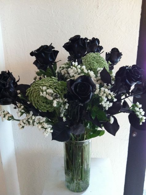 Black Rose arrangement. Black Roses In Vase, Gothic Tablescape, Black Flower Arrangements, Black And White Floral Arrangements, White Gothic, White Floral Arrangements, Black Rose Flower, Rose Flower Arrangements, Hogwarts Dr