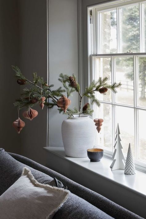 Modern Spanish Christmas Decor, Minimalistic Outdoor Christmas Decor, Christmas Decoration Simple, Scandinavian Christmas Interior, Hanging Xmas Decorations, Christmas Tree Replacement Ideas, Christmas Home Styling, Flat Christmas Decorations, Christmas Decor Ideas Scandinavian