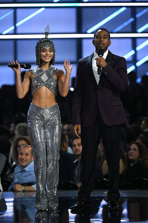 All 8 of Vanessa Hudgens' Crazy Billboard Music Awards Outfits Estilo Vanessa Hudgens, Mtv Music Awards, Sparkly Jumpsuit, Vanessa Hudgens Style, Dreamy Gowns, Celebrity Makeup Looks, Elle Us, Celebrity Halloween Costumes, Sequin Outfit